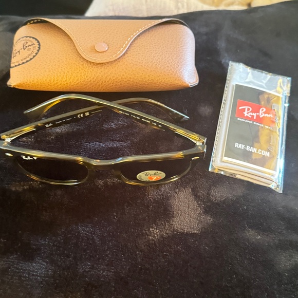 Rayban | Unisex Polarized Wayfarer Sunglasses NWT!! - Picture 9 of 16